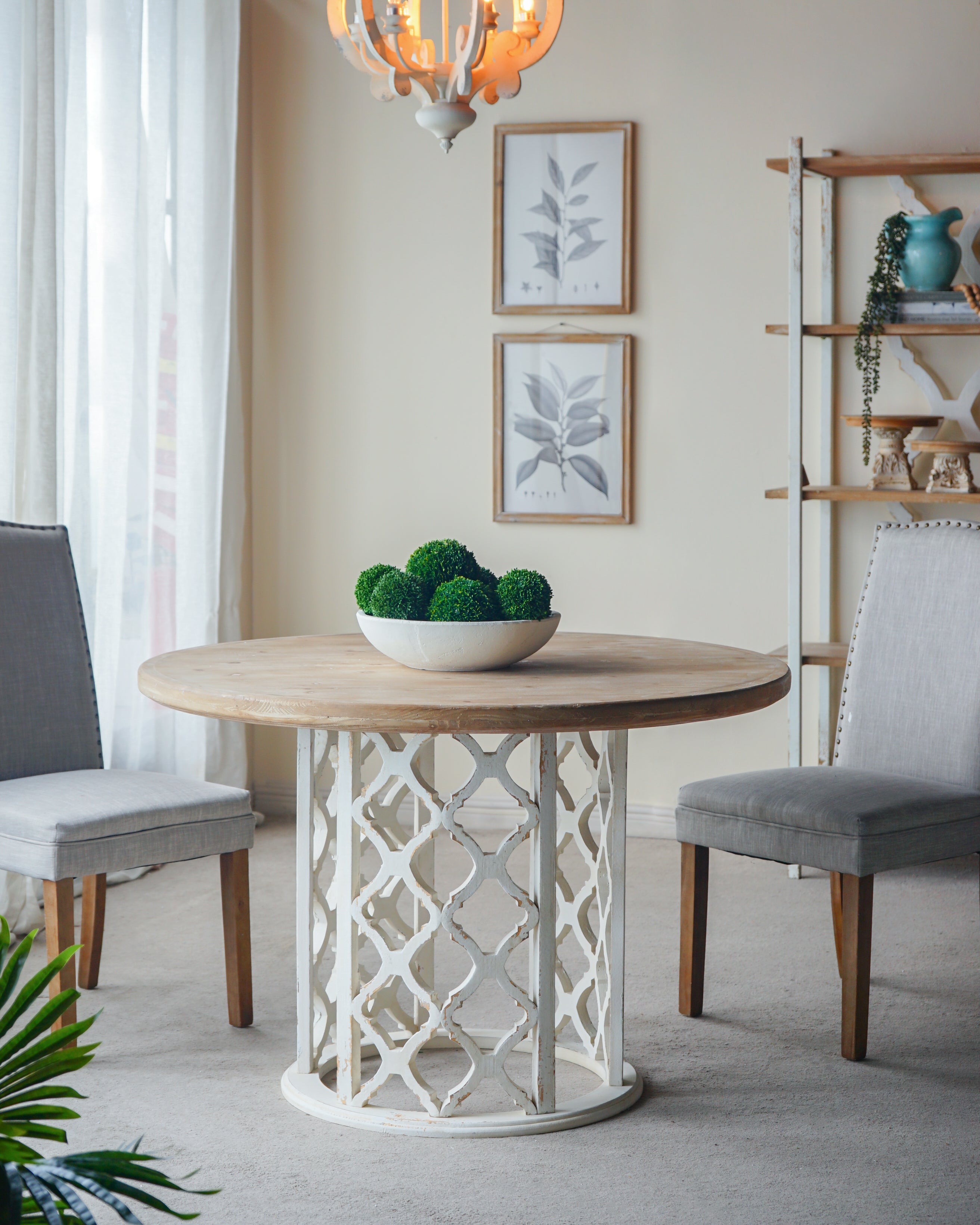 Lattice Farmhouse Dining Table 120cm Round Pedestal Table with Cut-Out Pattern Fir Wood