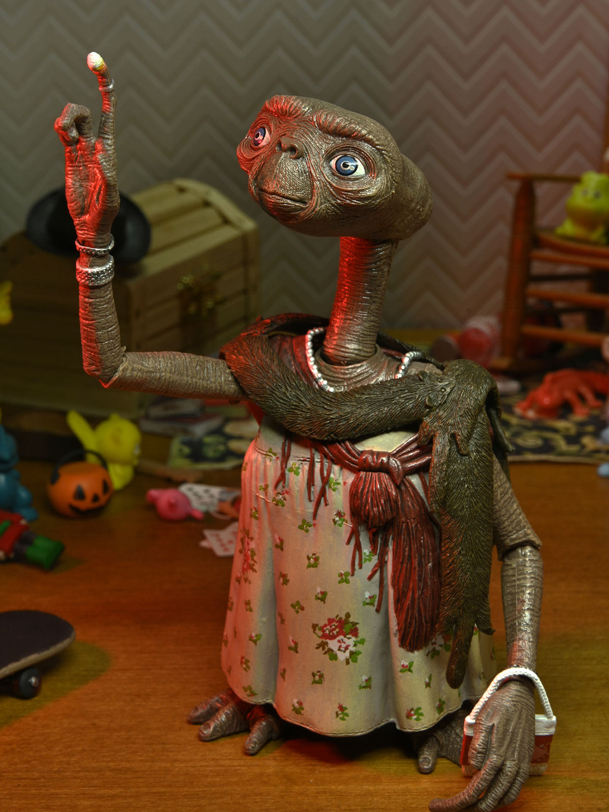 E.T. Dress-Up Ultimate Action Figure 7” 40th Anniversary Edition
